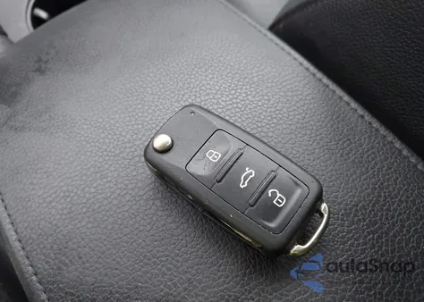 2016 Volkswagen Jetta 1.8T Sel z USA, uszkodzony, nr VIN 3VWL17AJ8GM395429